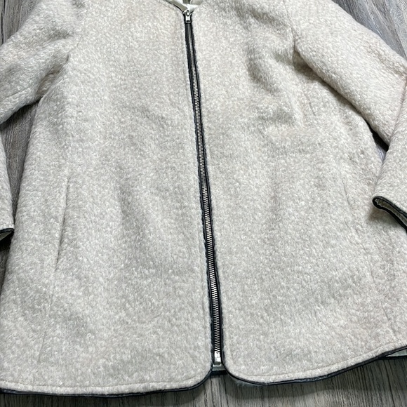 Forever 21 Women’s Juniors Cream and Black Zip Up Felt Jacket, size medium - Picture 5 of 13